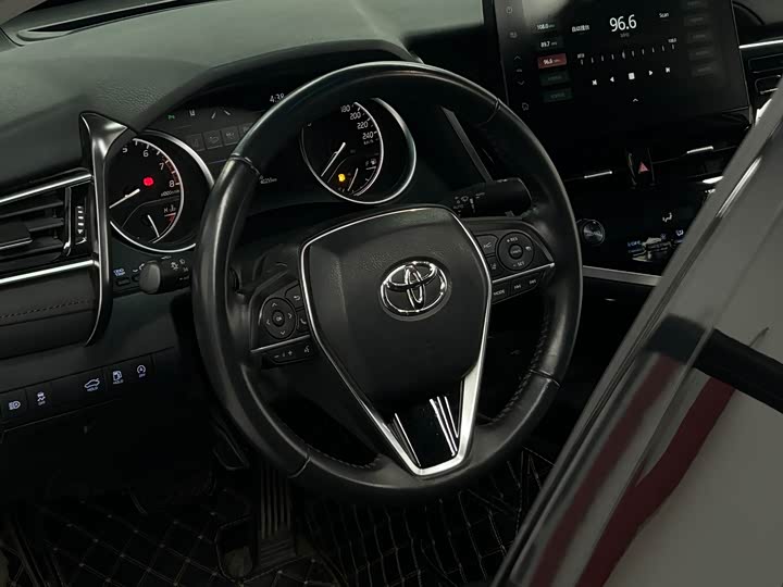 Фото 9 - Toyota Camry
