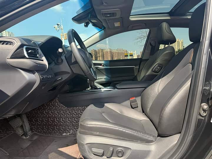 Фото 2 - Toyota Camry