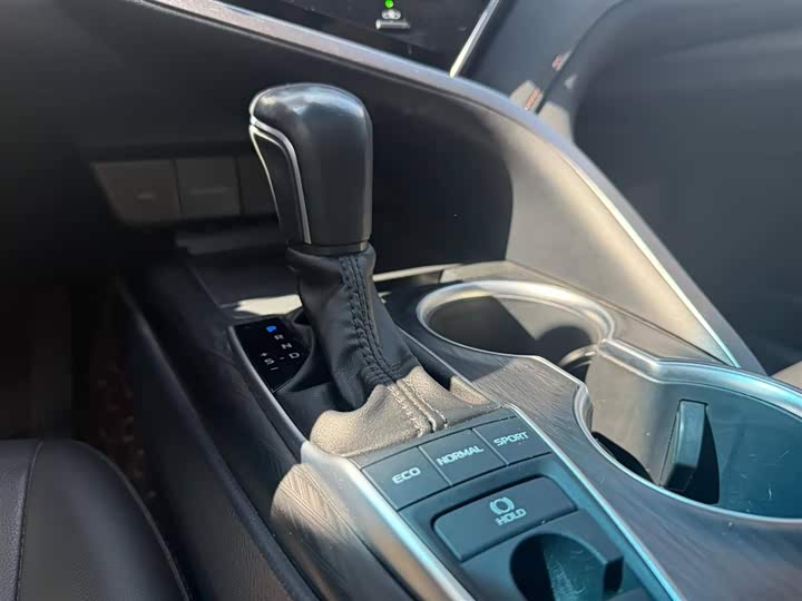 Фото 8 - Toyota Camry