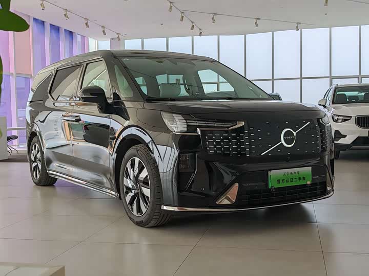 Фото 3 - Volvo EM90