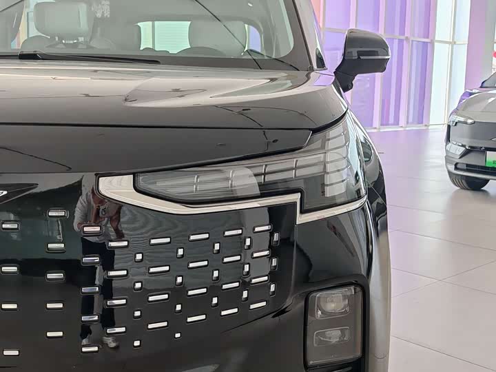 Фото 4 - Volvo EM90