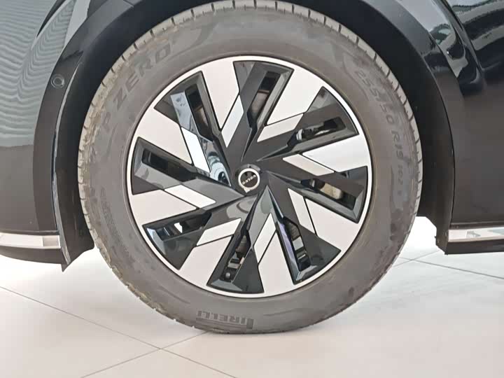 Фото 6 - Volvo EM90