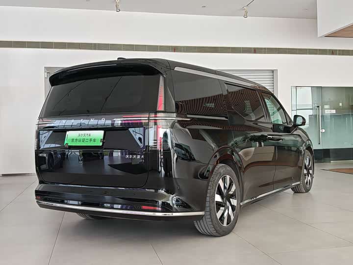 Фото 8 - Volvo EM90