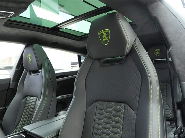 Photo 8 - Lamborghini Urus