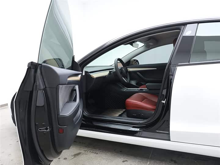 Фото 9 - Tesla Model 3