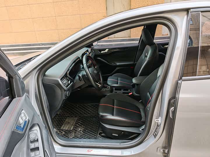 Фото 7 - Ford Focus