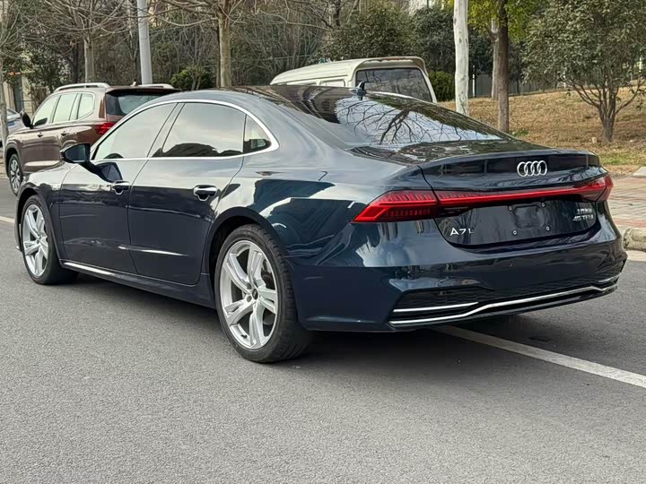 Фото 6 - Audi A7L