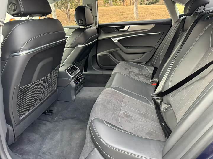 Фото 8 - Audi A7L