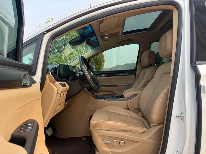 Photo 4 - Buick GL8 ES