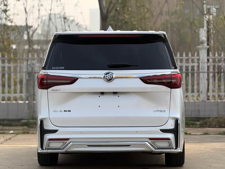 Photo 8 - Buick GL8 ES