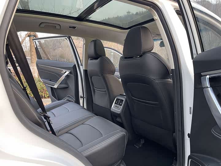 Фото 7 - Geely Atlas