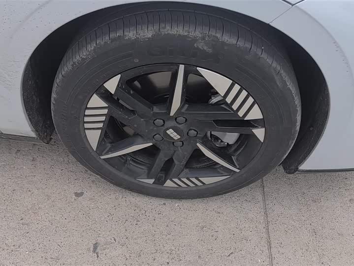 Фото 6 - Geely Galaxy E8