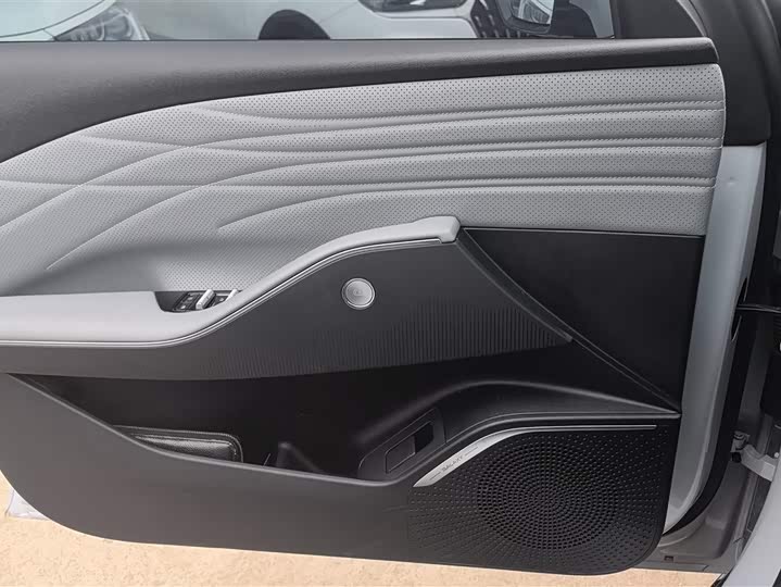 Фото 7 - Geely Galaxy E8