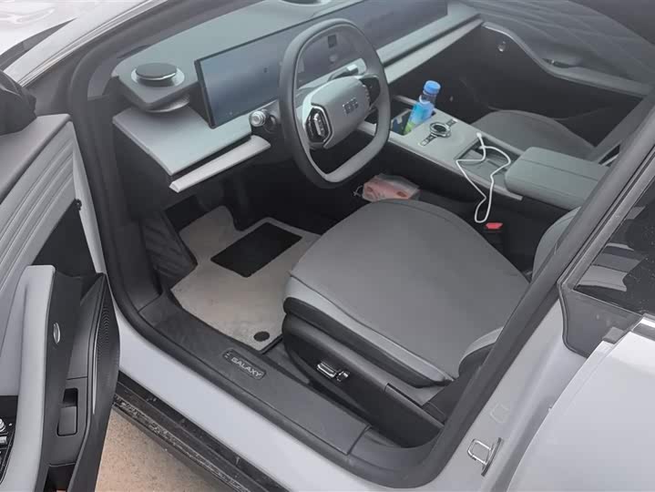 Фото 9 - Geely Galaxy E8