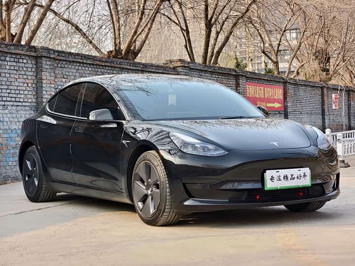 Фото 3 - Tesla Model 3