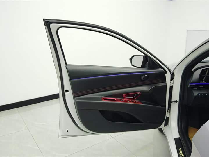 Photo 7 - Hyundai Elantra N line