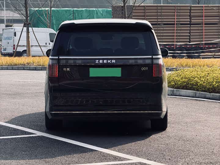 Фото 2 - Zeekr 009
