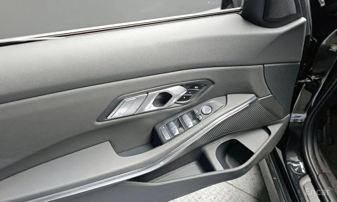 Photo 17 - BMW 3 Series