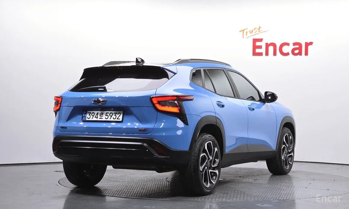 Photo 2 - Chevrolet Trax