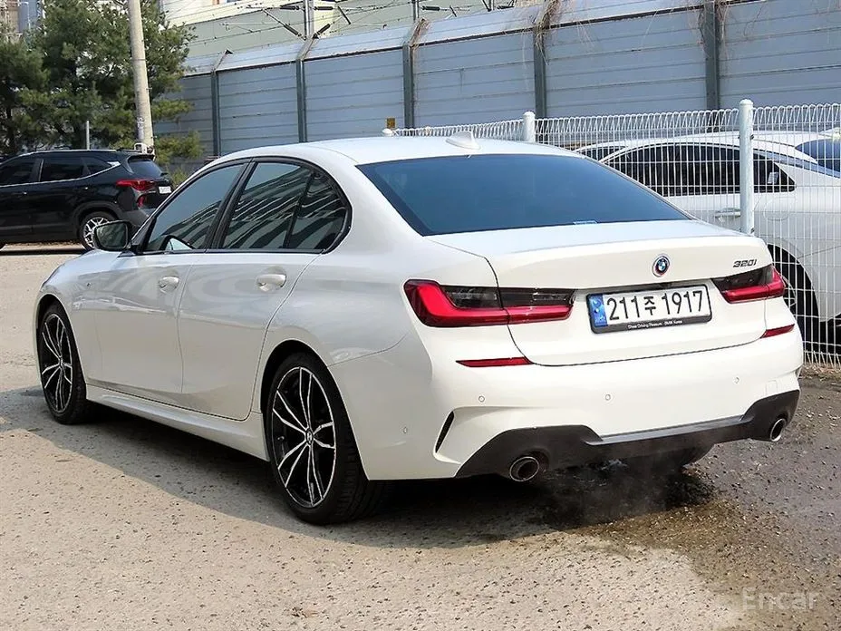 Photo 3 - BMW 3 Series