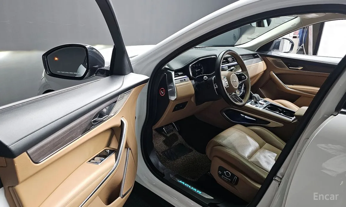 Фото 10 - Jaguar F-Pace