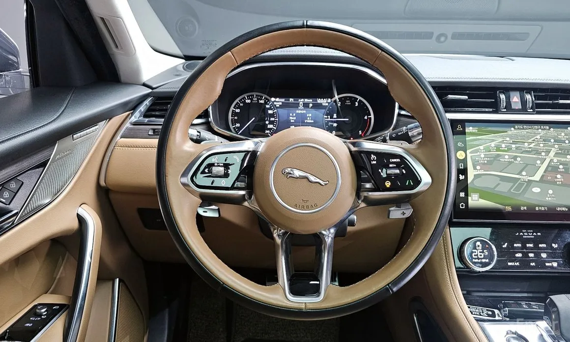 Фото 13 - Jaguar F-Pace