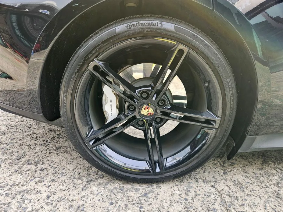 Photo 15 - Porsche Taycan