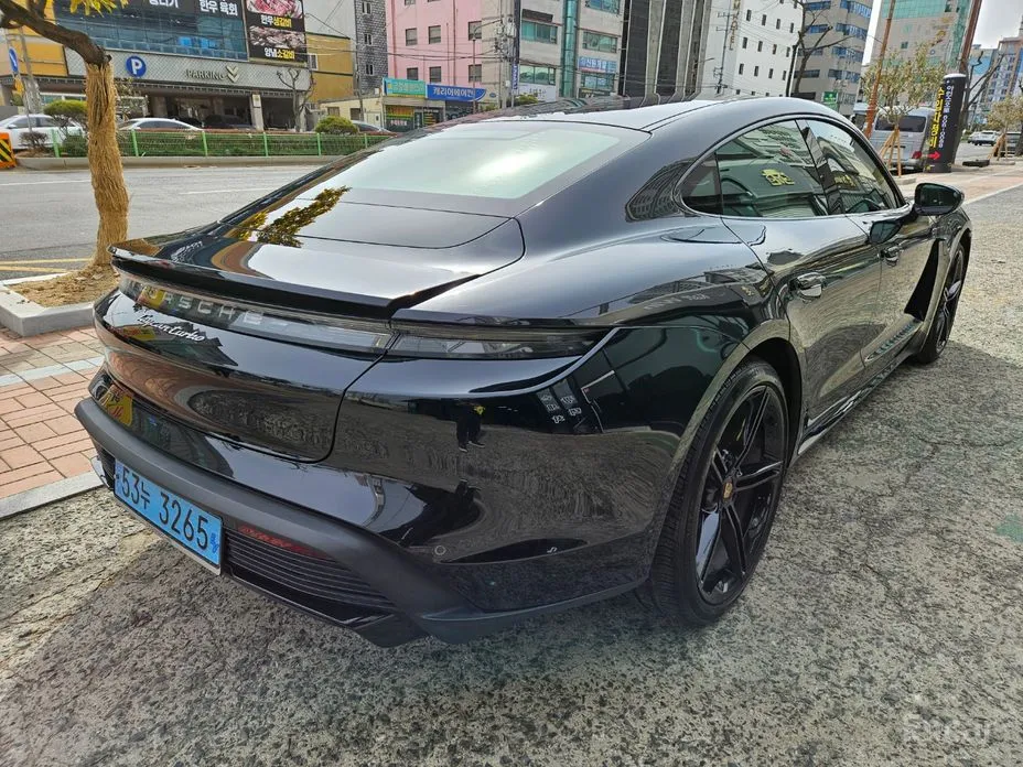 Photo 2 - Porsche Taycan