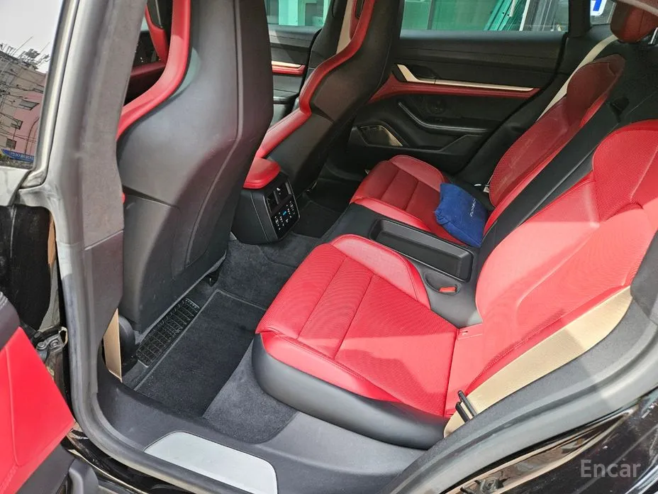 Photo 9 - Porsche Taycan