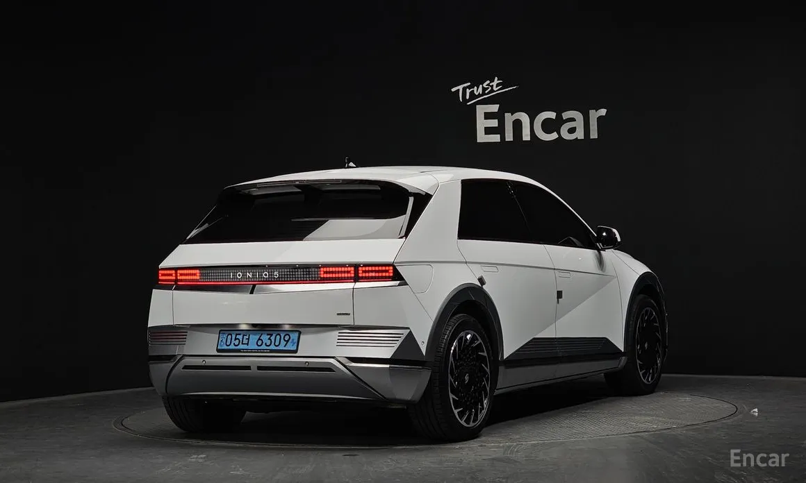 Photo 2 - Hyundai Ioniq 5