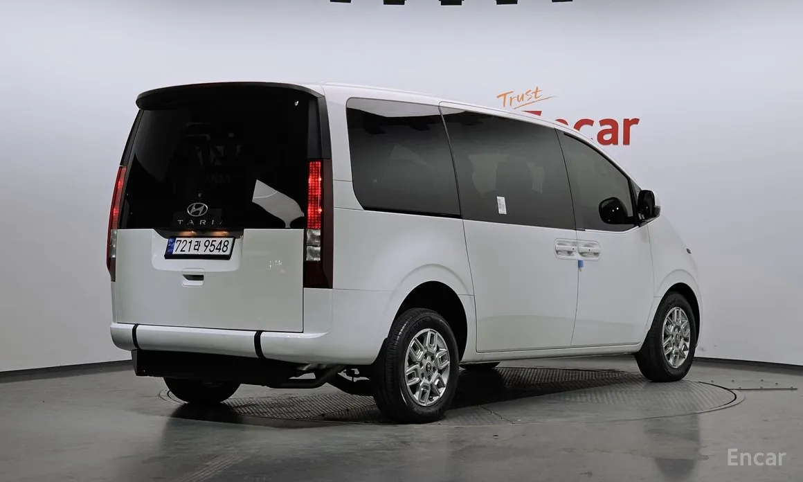 Фото 2 - Hyundai Staria