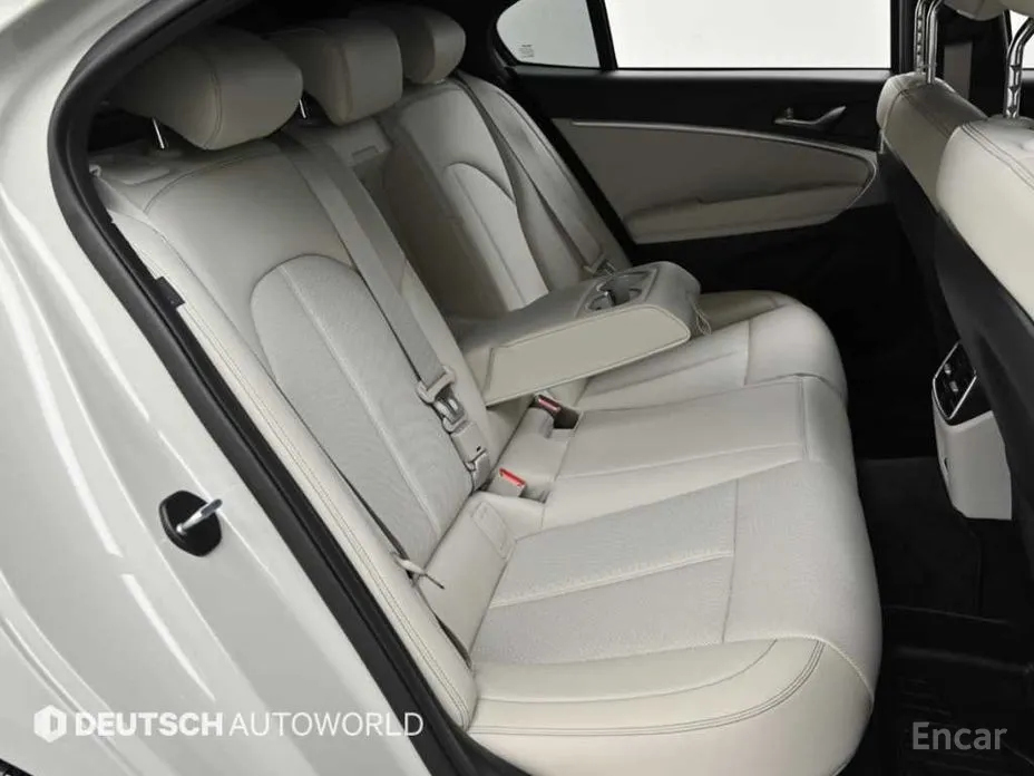 Фото 12 - Genesis G70