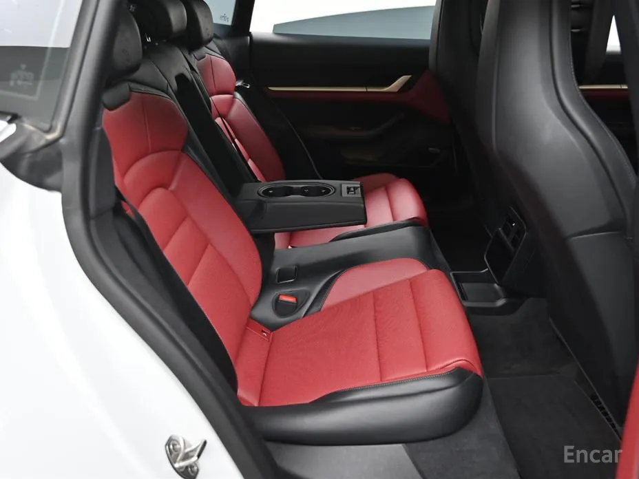 Фото 11 - Porsche Taycan