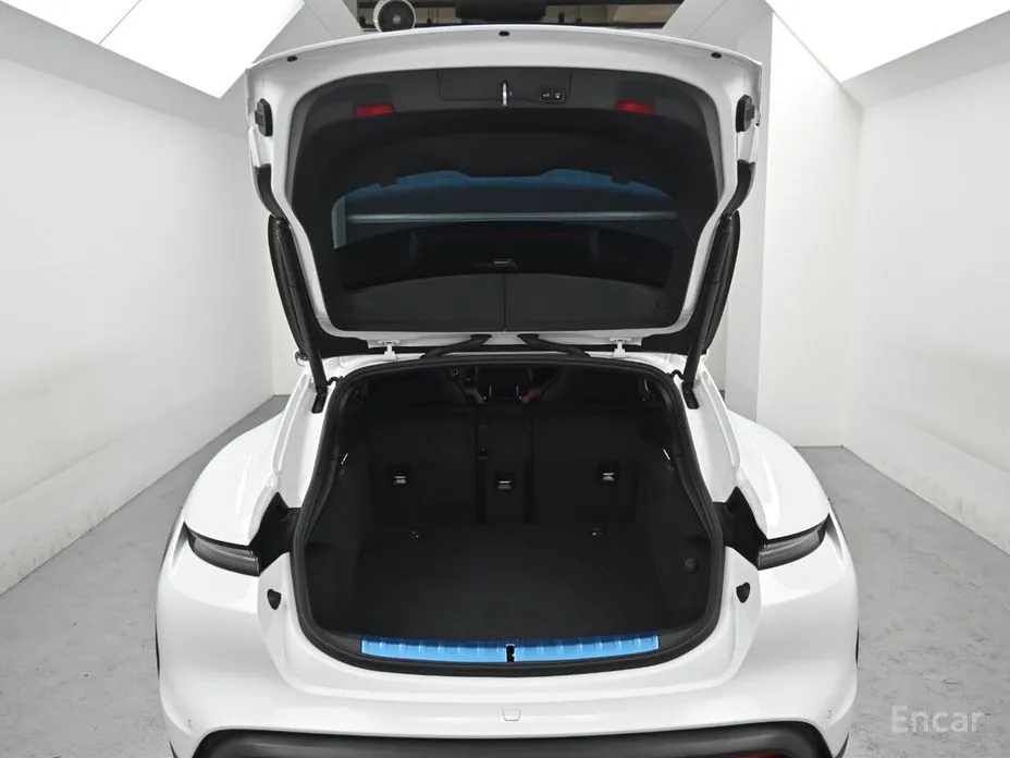 Фото 19 - Porsche Taycan