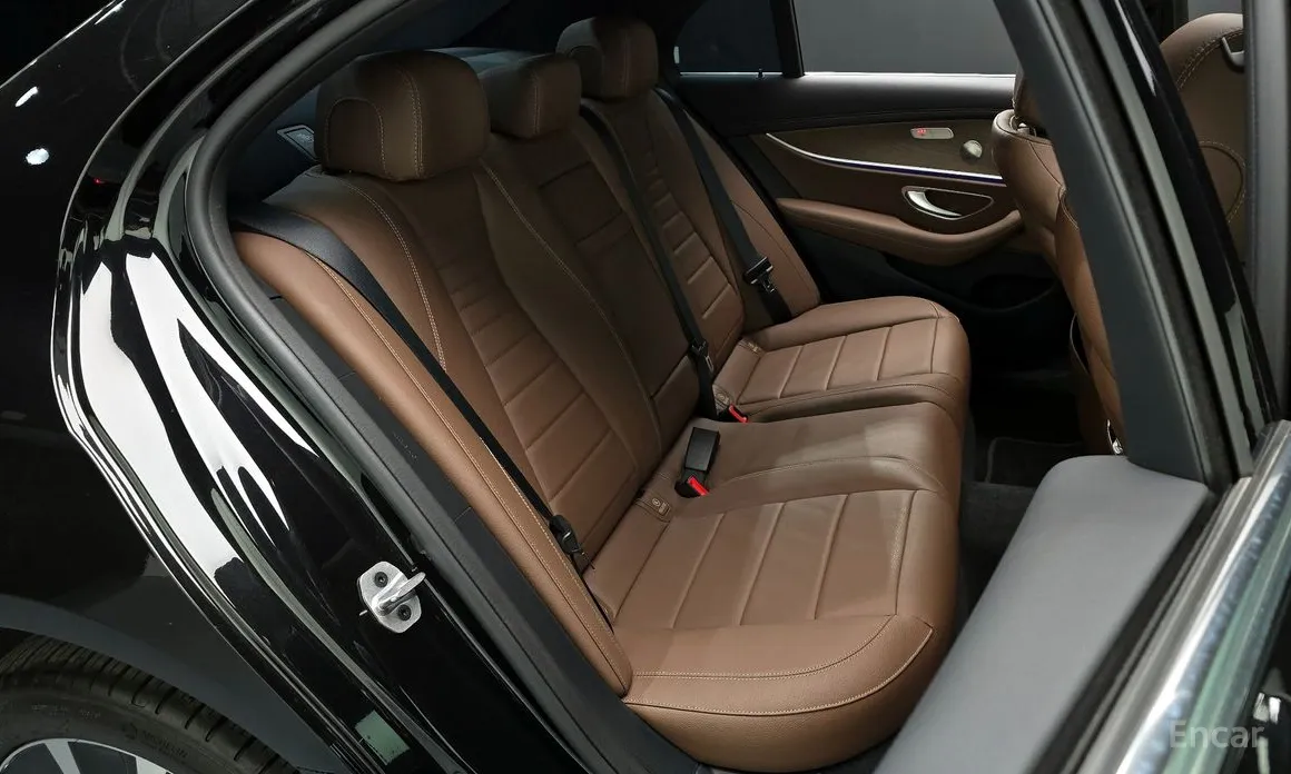 Фото 12 - Mercedes-Benz E-Class