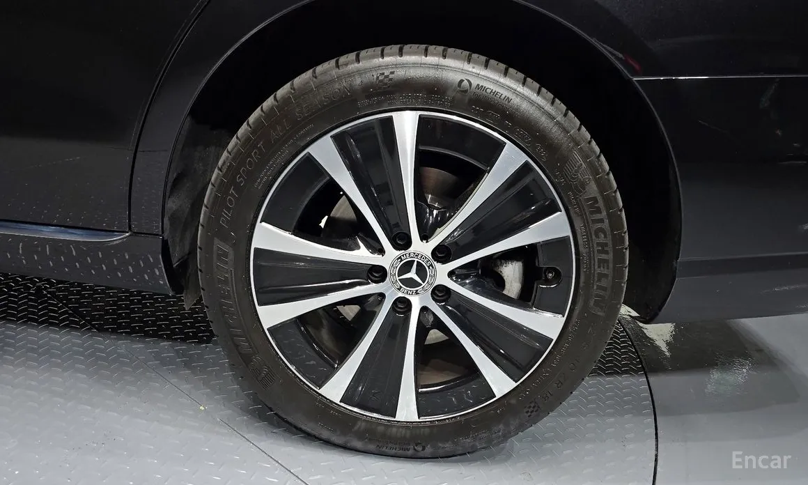 Фото 5 - Mercedes-Benz E-Class