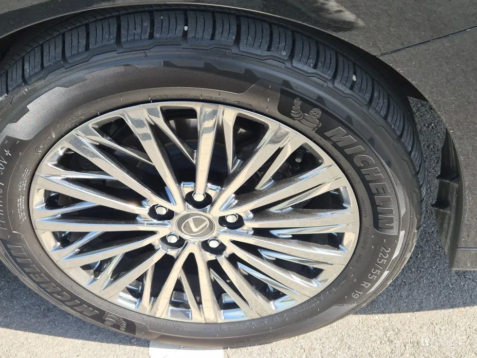 Фото 16 - Lexus LM