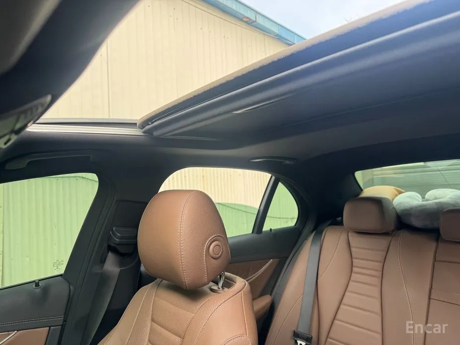 Фото 15 - Mercedes-Benz E-Class