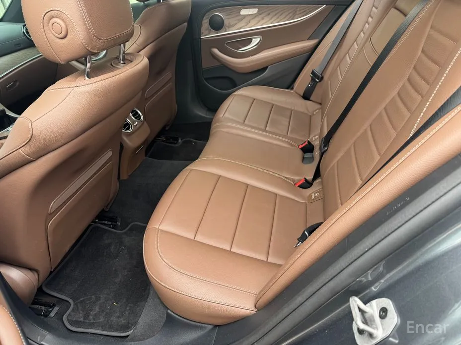 Фото 5 - Mercedes-Benz E-Class