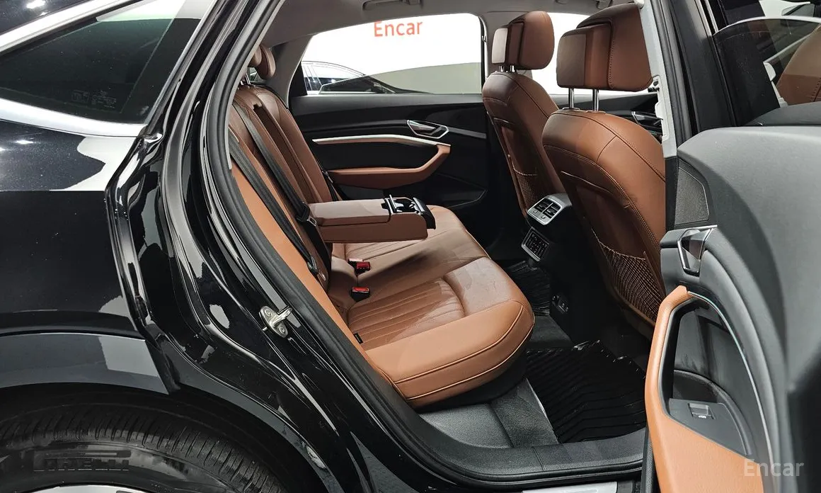 Фото 12 - Audi e-tron