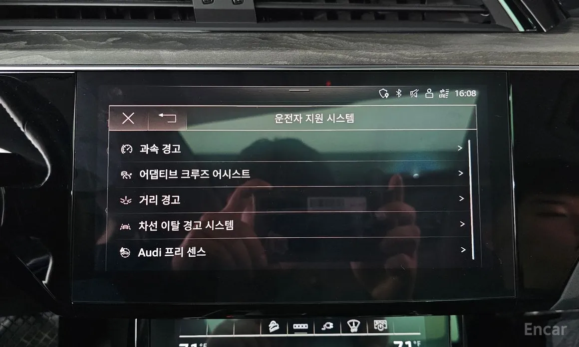 Фото 16 - Audi e-tron