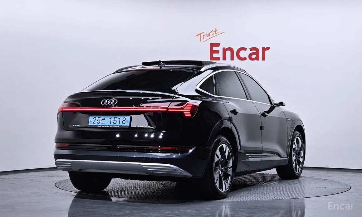 Фото 2 - Audi e-tron