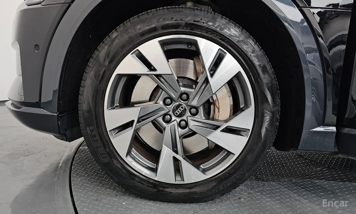 Фото 5 - Audi e-tron