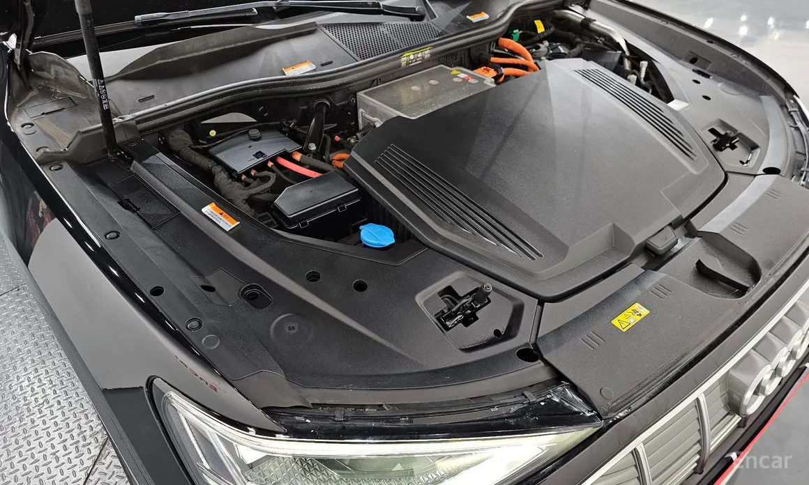 Фото 6 - Audi e-tron