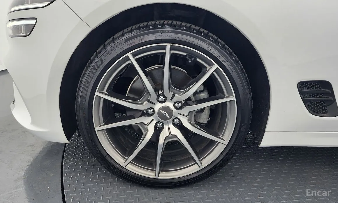 Photo 5 - Genesis G70