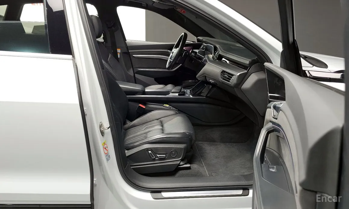 Фото 11 - Audi e-tron