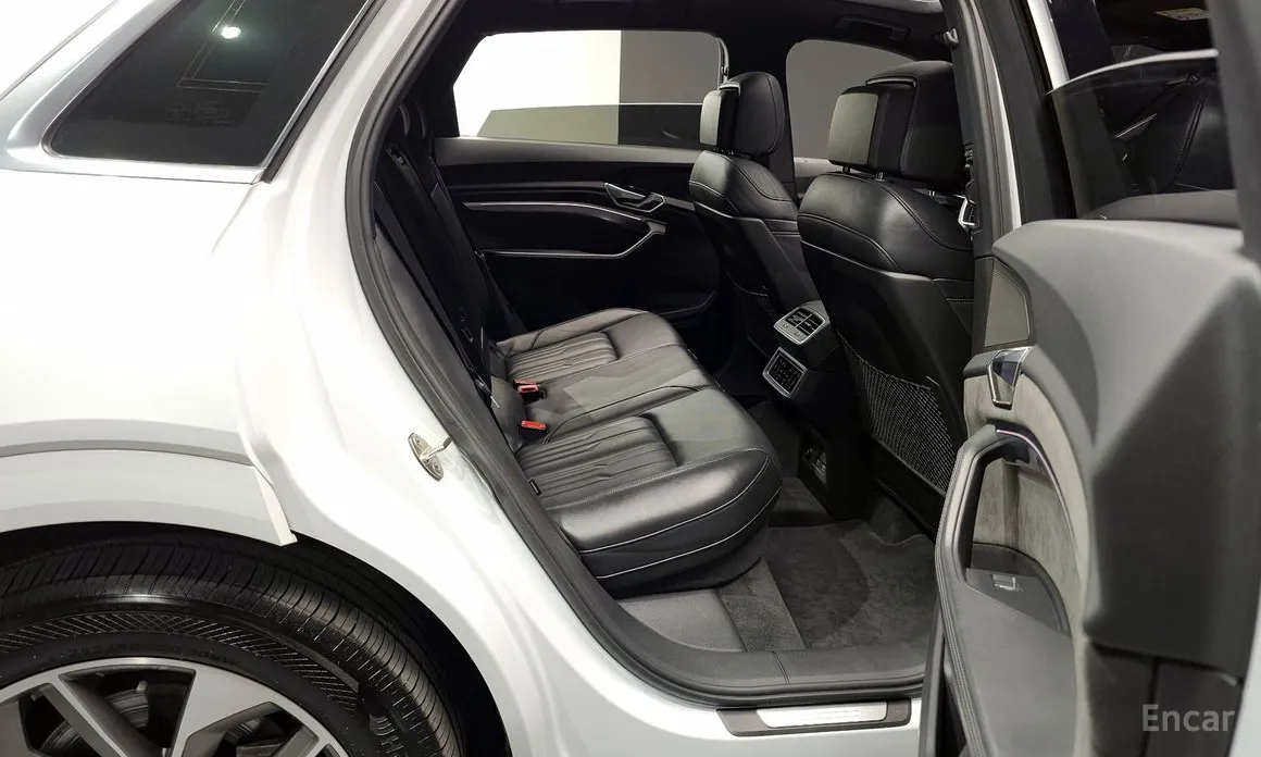 Фото 12 - Audi e-tron