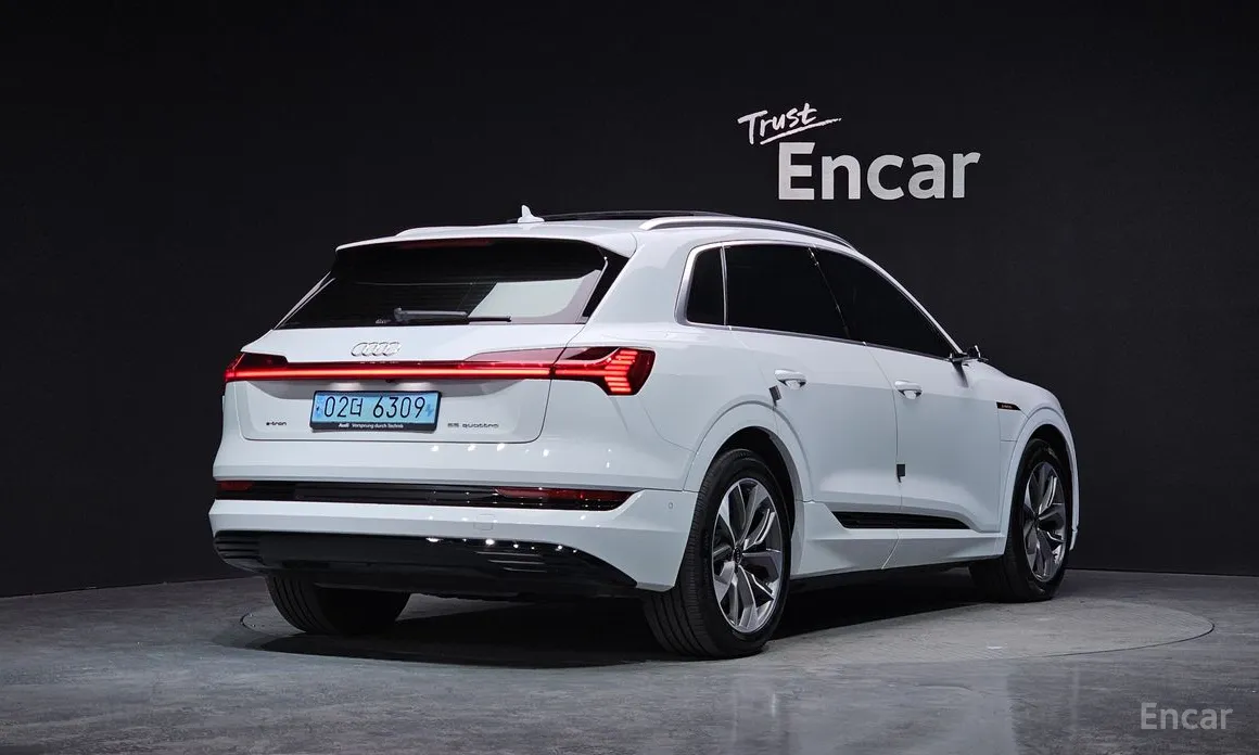 Фото 2 - Audi e-tron