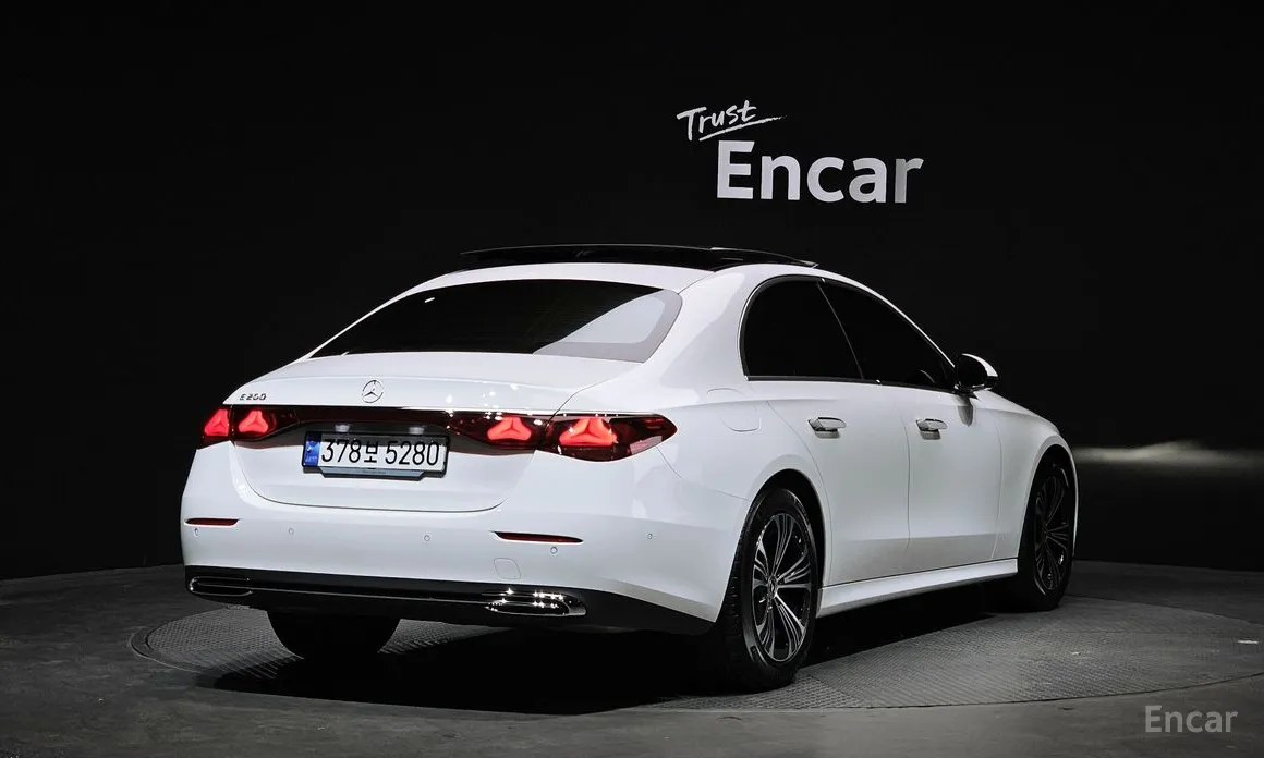 Фото 2 - Mercedes-Benz E-Class