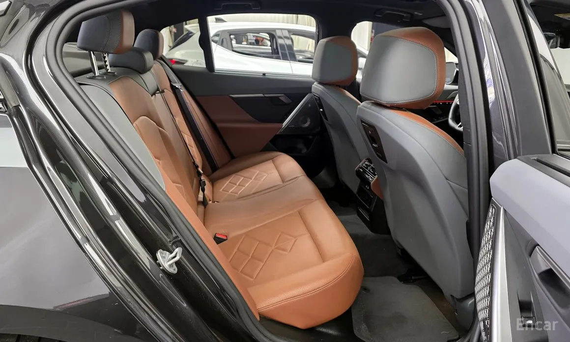 Фото 12 - BMW i5